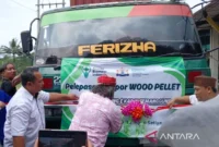 Bupati Temanggung Agus Setyawan menggunting pita ekspor pellet kayu perdana ke Korea Selatan, di Temanggung, Kamis (22/5/2025). ANTARA/Heru Suyitno